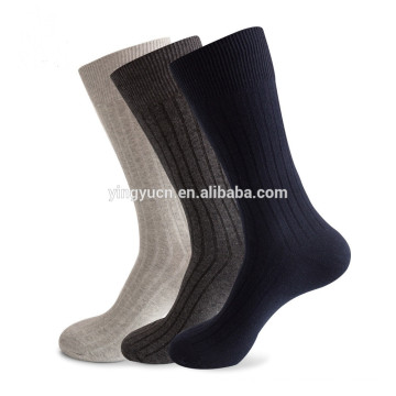 2019 chaussettes d&#39;affaires unies classiques en coton de haute qualité personnalisées de haute qualité pour hommes